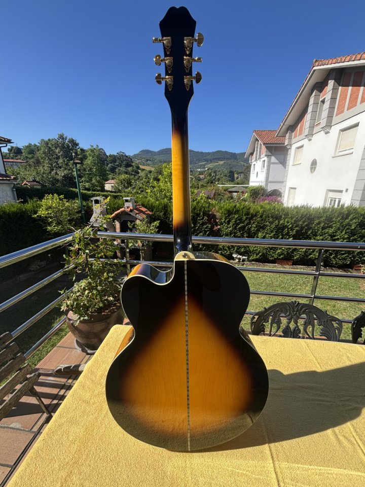 Preciosa EPIPHONE J-200 Sunburst de segunda mano · Foto 2 de 5 · Bizkaia · 350 €