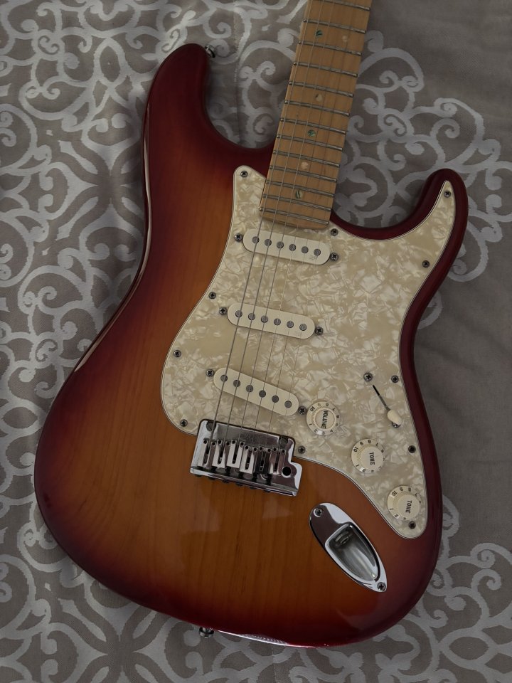 Fender American Deluxe Ash Stratocaster Aged Cherry Sunburst de segunda mano · Foto 3 de 10 · Sevilla · 1375 €