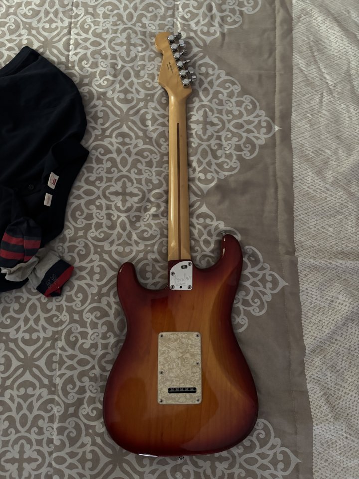 Fender American Deluxe Ash Stratocaster Aged Cherry Sunburst de segunda mano · Foto 4 de 10 · Sevilla · 1375 €