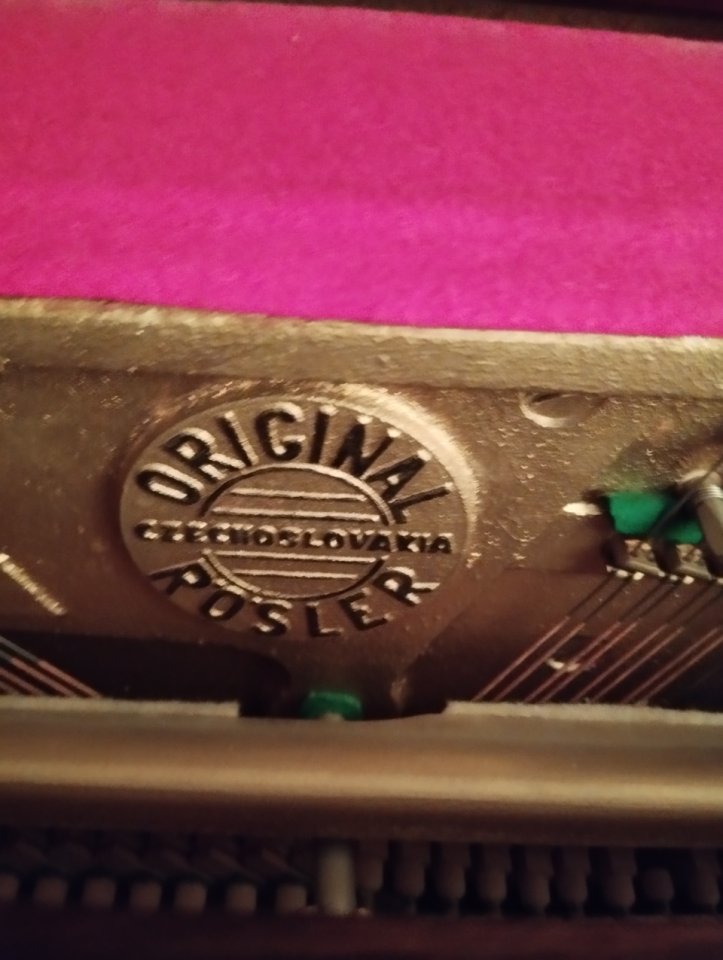 Piano Rosler, 113, nogal