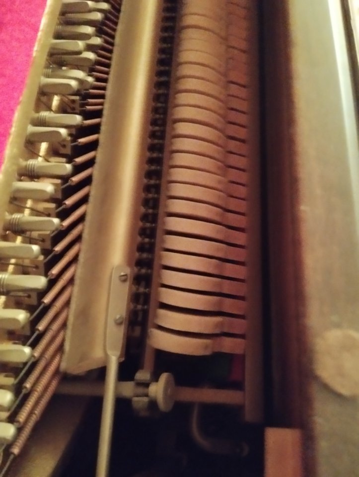 Piano Rosler, 113, nogal