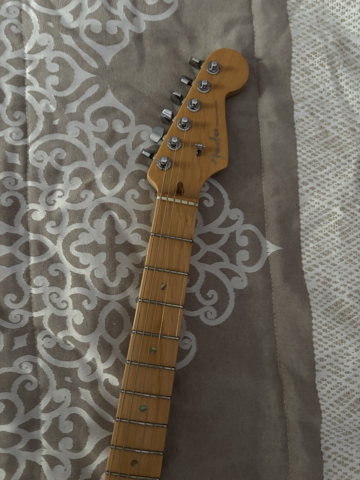 Fender American Deluxe Ash Stratocaster Aged Cherry Sunburst de segunda mano · Foto 7 de 10 · Sevilla · 1375 €