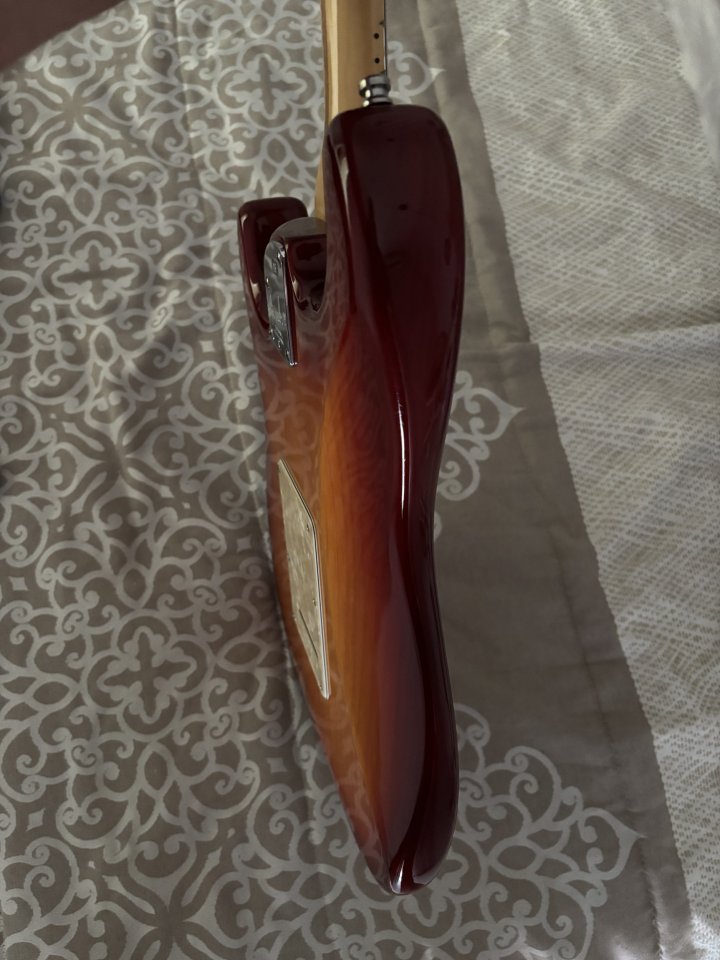 Fender American Deluxe Ash Stratocaster Aged Cherry Sunburst de segunda mano · Foto 10 de 10 · Sevilla · 1375 €