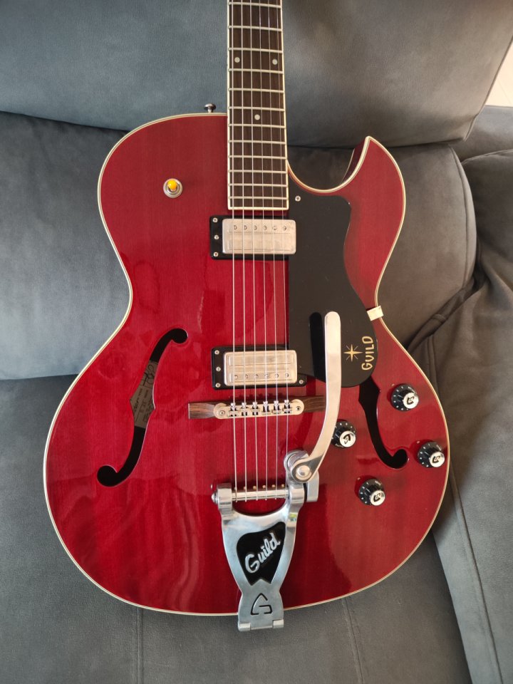 Guitarra Eléctrica Guild Starfire III Bigsby Cherry Red de segunda mano · Foto 1 de 8 · Valencia · 950 €