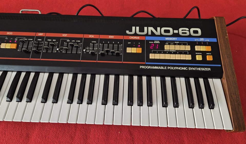 ROLAND JUNO 60 de segunda mano · Foto 3 de 6 · Girona · 3250 €
