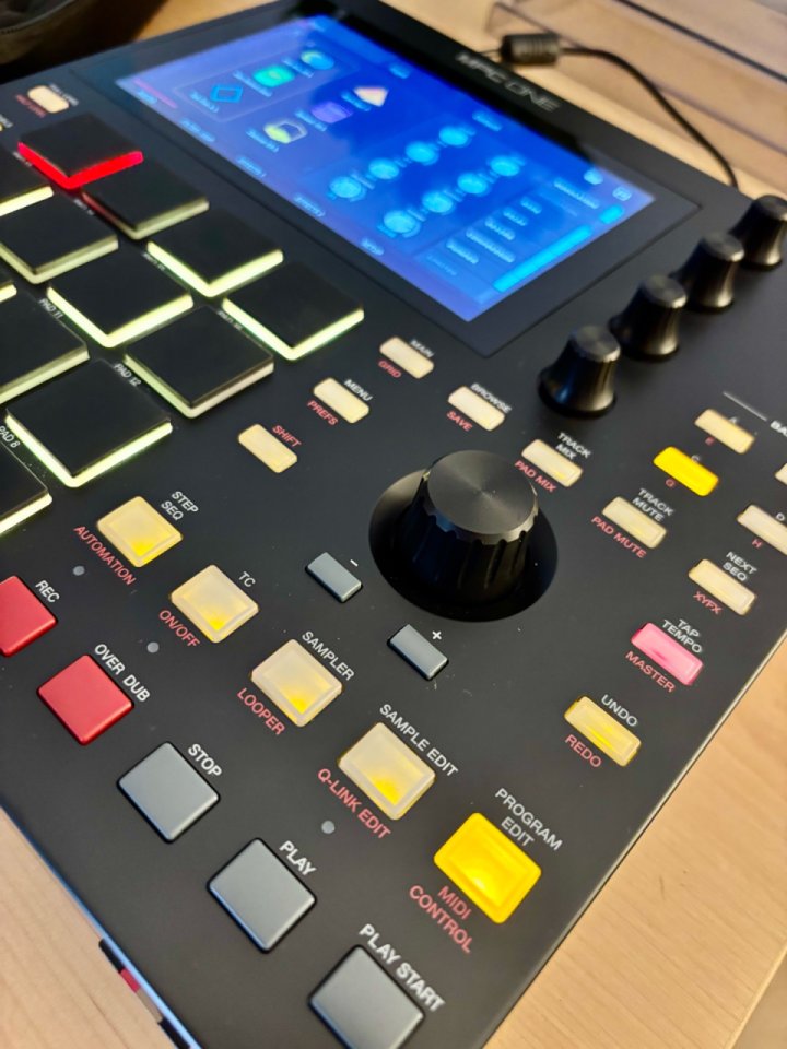 MPC One c/decksaver y maleta rígida