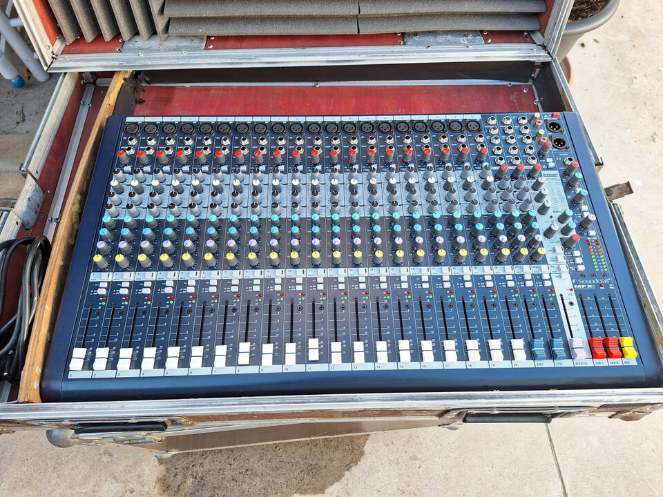 Mixer SOUNDCRAFT MFXi 24