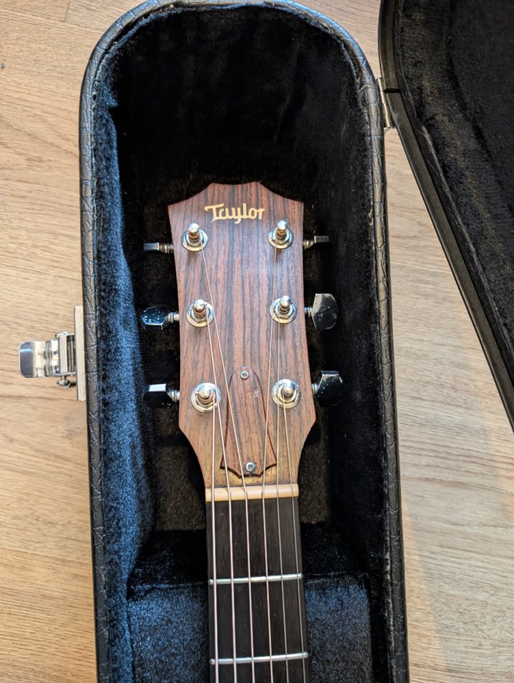 Guitarra acústica Taylor 210 toda sólida de segunda mano · Foto 2 de 4 · A Coruña · 660 €