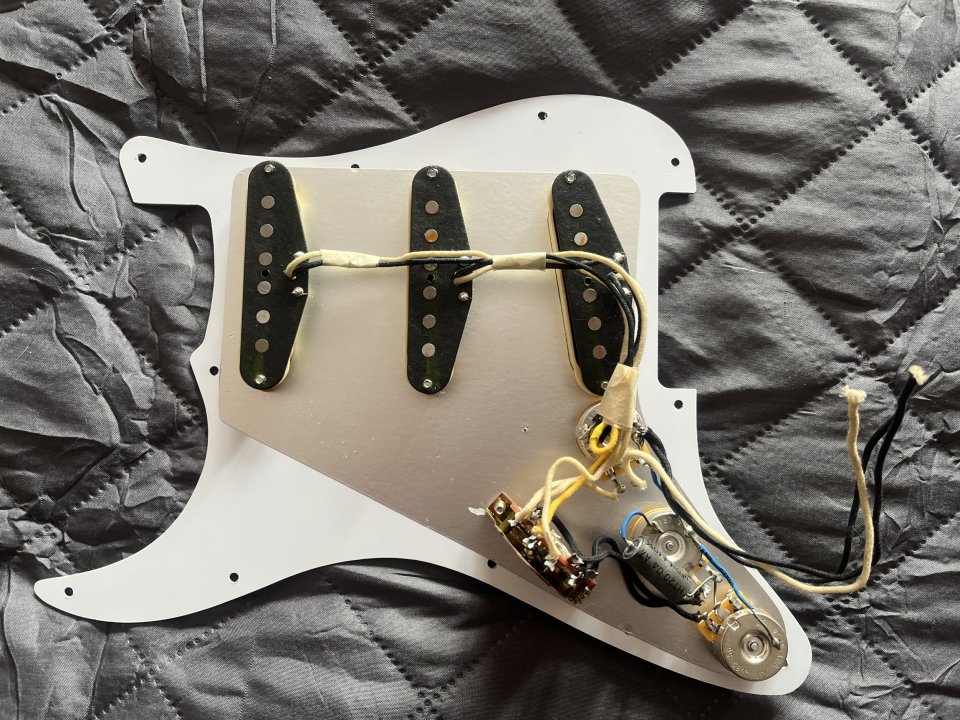 Pickguard tortoise con pastillas Fender 57/62