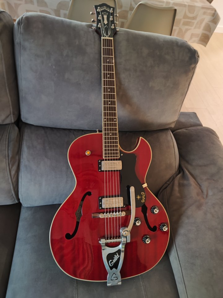 Guitarra Eléctrica Guild Starfire III Bigsby Cherry Red de segunda mano · Foto 2 de 8 · Valencia · 950 €