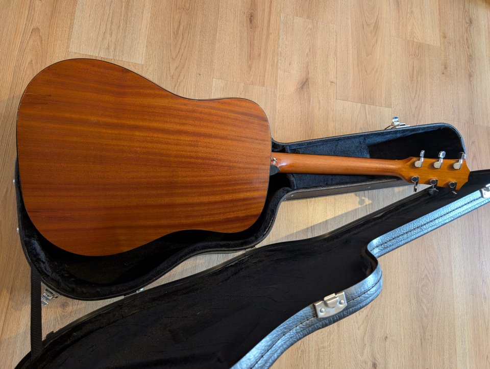 Guitarra acústica Taylor 210 toda sólida de segunda mano · Foto 3 de 4 · A Coruña · 660 €