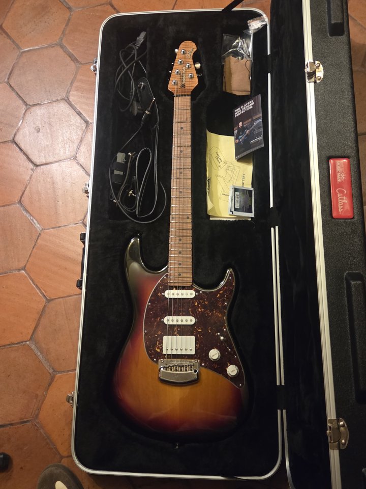 Ernie Ball Music Man Cutlass HSS – Sunburst de segunda mano · Foto 1 de 3 · A Coruña · 2200 €