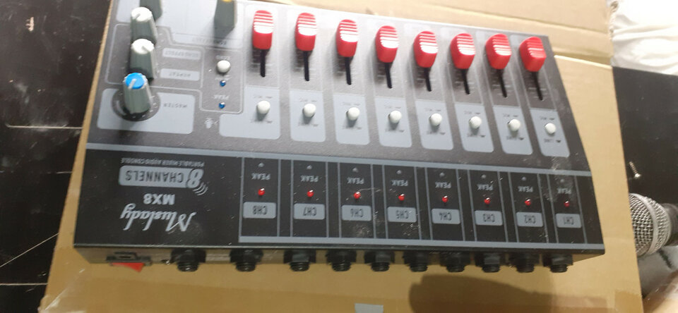 Mixer Muslady 8 canales con fx. Oferta 50€.