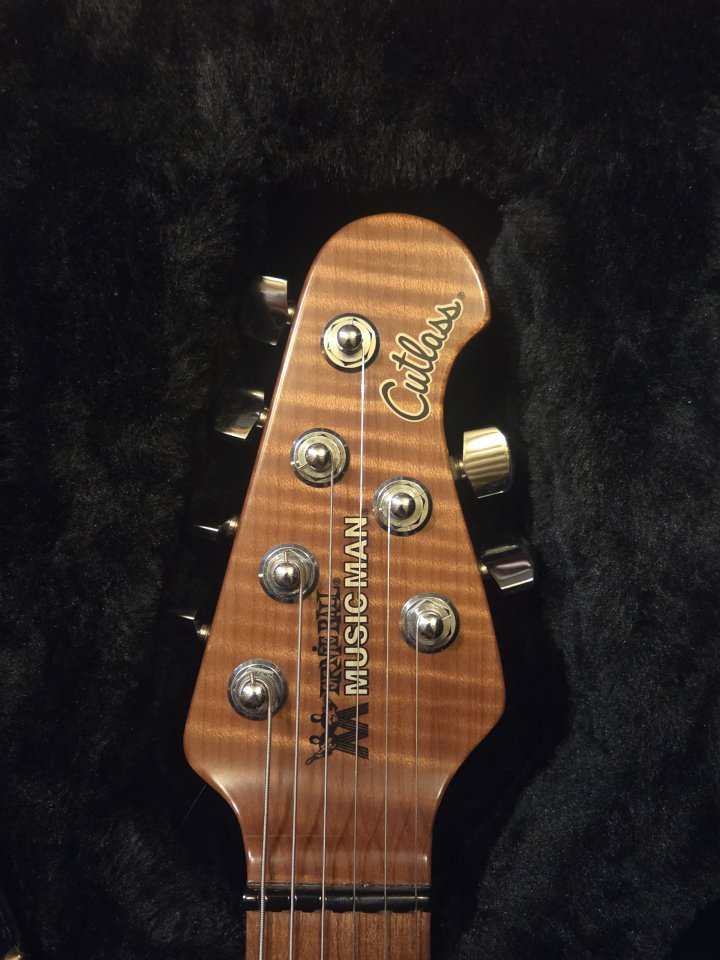 Ernie Ball Music Man Cutlass HSS – Sunburst de segunda mano · Foto 2 de 3 · A Coruña · 2200 €