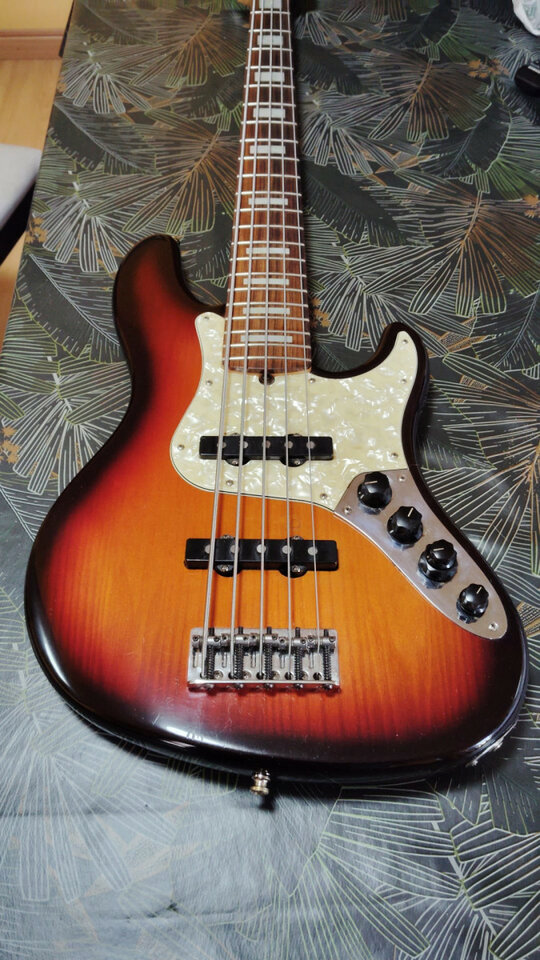 Varios bajos alta gama(FENDER RETIRADO)