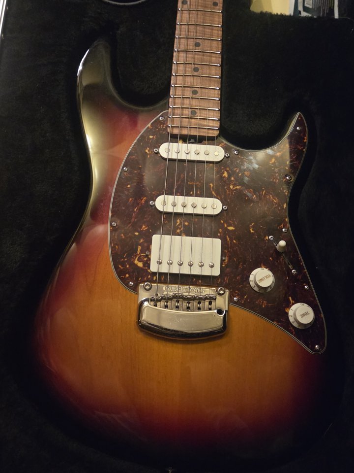Ernie Ball Music Man Cutlass HSS – Sunburst de segunda mano · Foto 3 de 3 · A Coruña · 2200 €