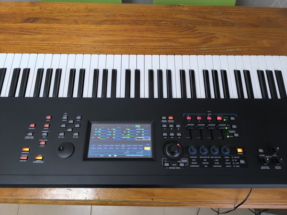 Yamaha modx8plus de segunda mano · Foto 1 de 8 · Tarragona · 1100 €