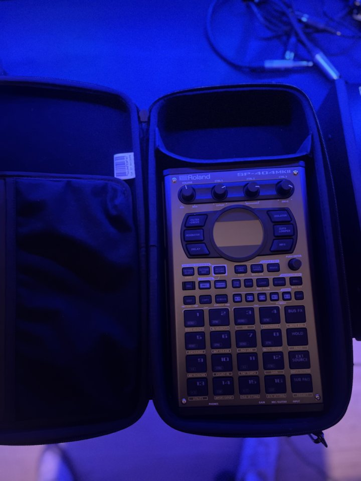 Roland sp-404 + maleta transporte de segunda mano · Foto 7 de 10 · Barcelona · 400 €