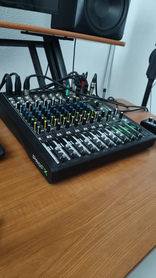 Mesa de mezcla. de segunda mano · Foto 2 de 3 · Madrid · 250 €