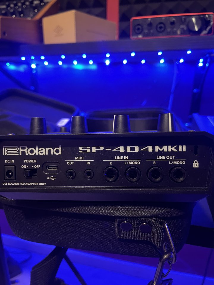 Roland sp-404 + maleta transporte de segunda mano · Foto 10 de 10 · Barcelona · 400 €