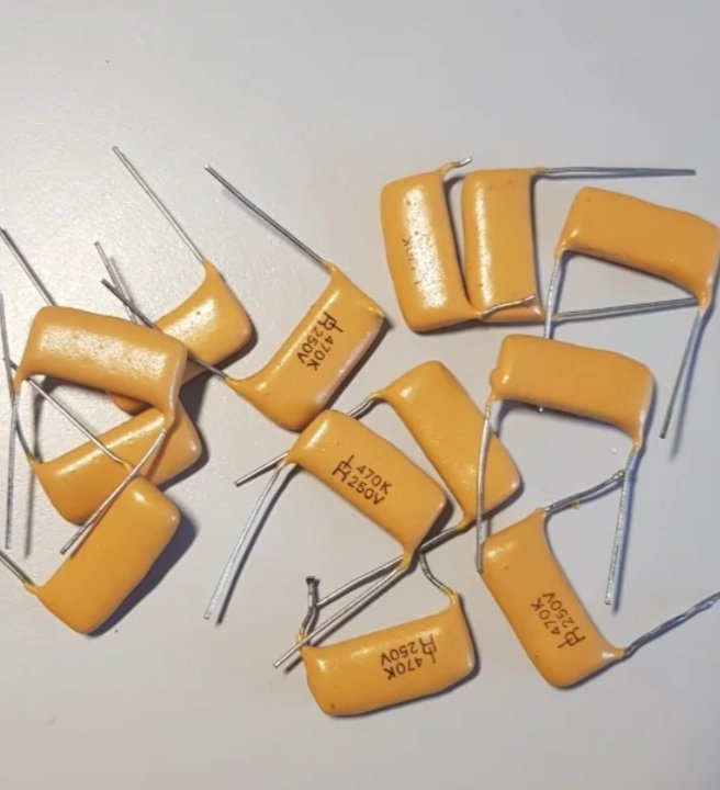 Lote 13 Condensadores Radis Poliéster 470nF 250V (NOS) de segunda mano · Foto 2 de 2 · Barcelona · 10 €