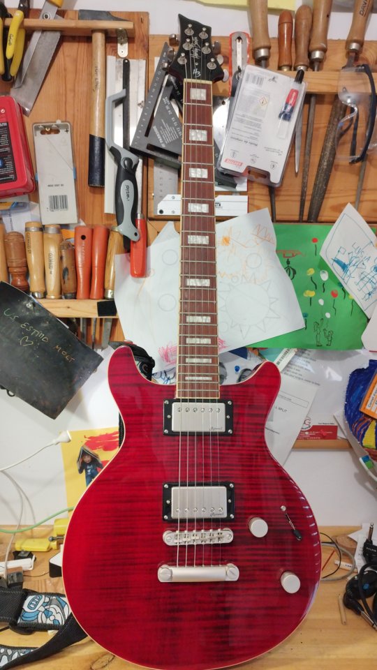 Harley Benton XT-22 Deluxe Red Cherry de segunda mano · Foto 1 de 3 · Lleida · 250 €
