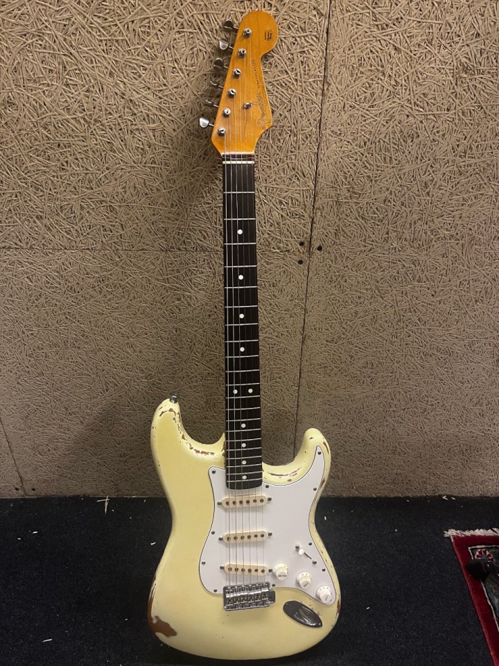 Fender Stratocaster AVRI ‘62 1991 (Mástil Harbie Gastelum) de segunda mano · Foto 1 de 6 · Burgos · 2100 €