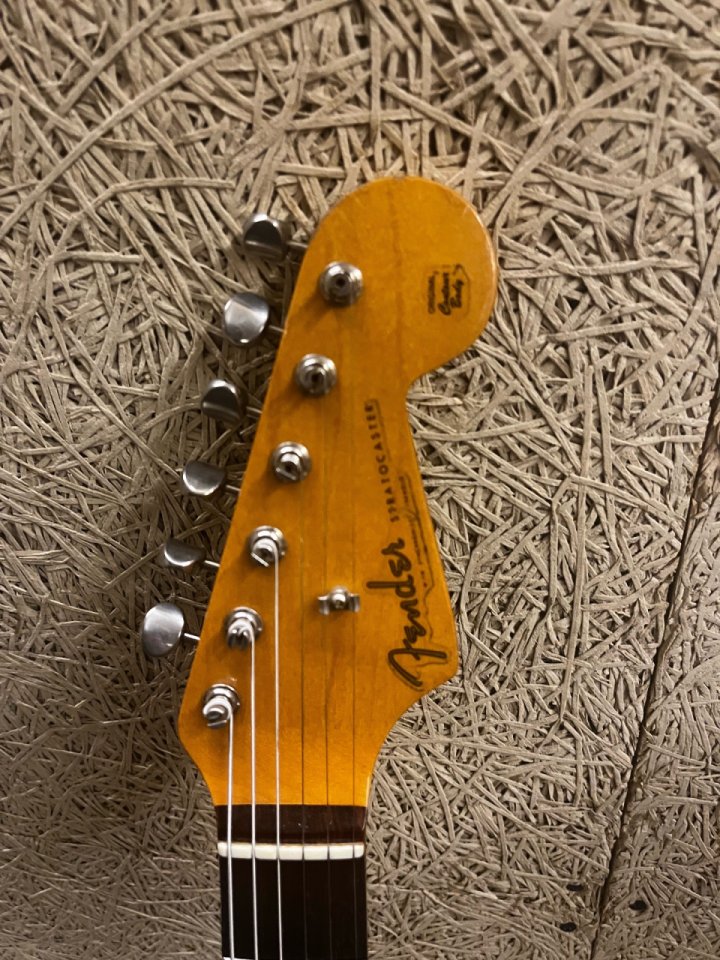 Fender Stratocaster AVRI ‘62 1991 (Mástil Harbie Gastelum) de segunda mano · Foto 4 de 6 · Burgos · 2100 €