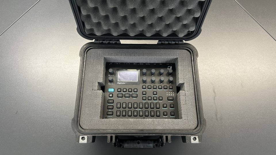 Elektron Digitone II impecable + Maleta Peli 1400 + dust cover de segunda mano · Foto 10 de 10 · Madrid · 850 €