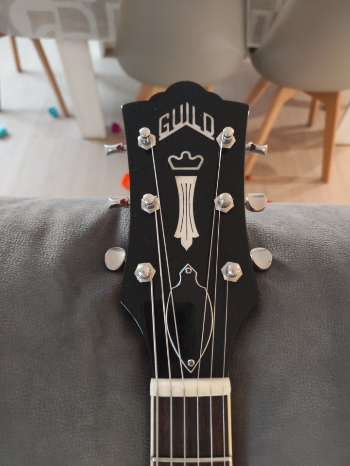 Guitarra Eléctrica Guild Starfire III Bigsby Cherry Red de segunda mano · Foto 4 de 8 · Valencia · 950 €