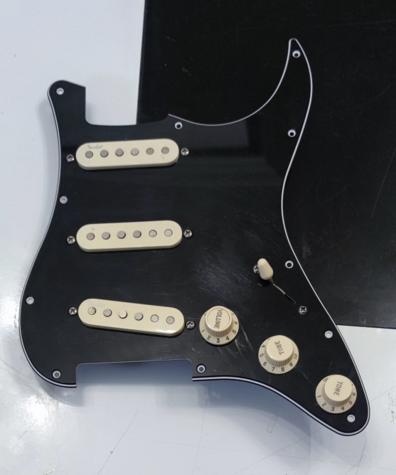 Golpeador Fender stratocaster american Deluxe de segunda mano · Foto 1 de 8 · Toledo · 225 €