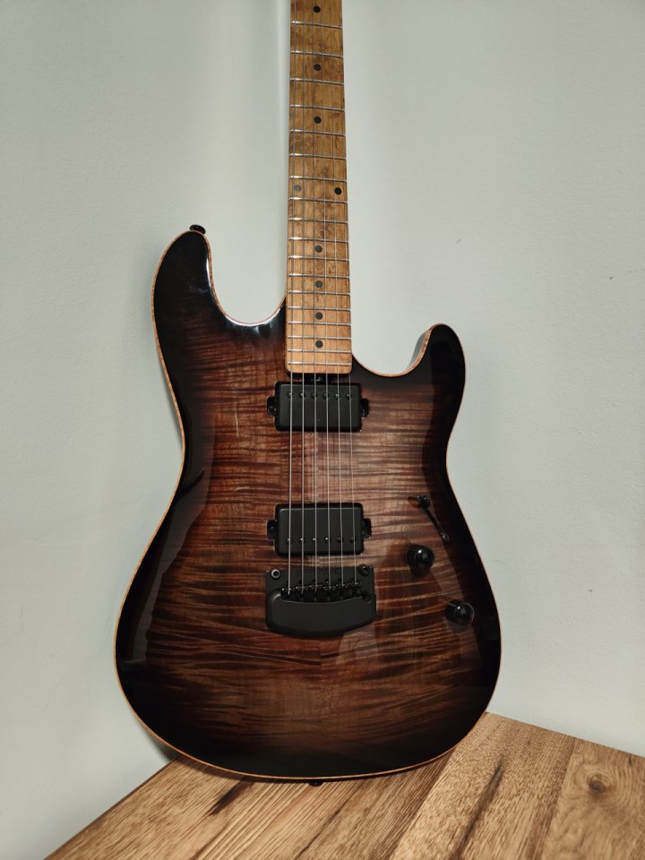 Guitarra Ernie Ball Music Man Sabre + estuche premium