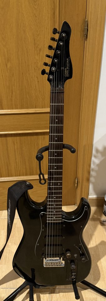 Casio MG-510 guitarra midi de segunda mano · Foto 1 de 6 · Cáceres · 800 €
