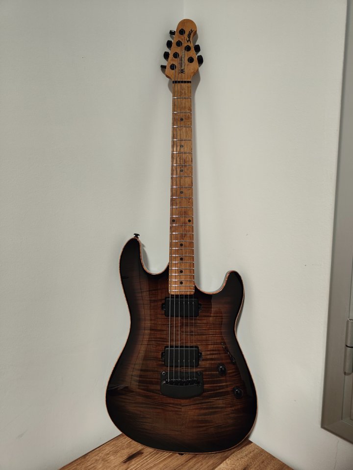 Guitarra Ernie Ball Music Man Sabre + estuche premium