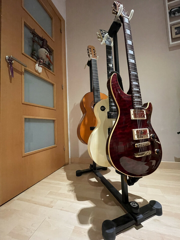 Soporte K&M 17605 Roadie translucent (para 4 guitarras o bajos)