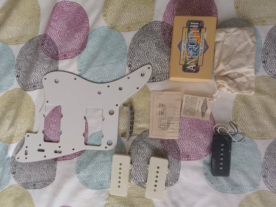 Squier Jazzmaster V M Rosewood Fretboard Sonic Blue SD Antiquity II