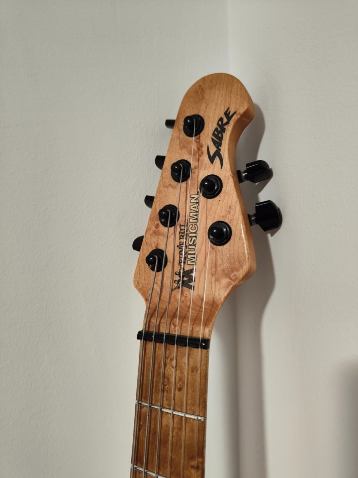 Guitarra Ernie Ball Music Man Sabre + estuche premium