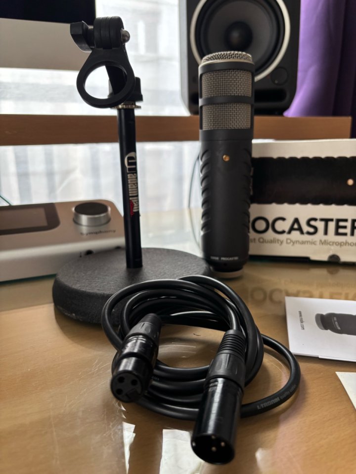 Rode Procaster Microfono + Soporte mesa + Cable