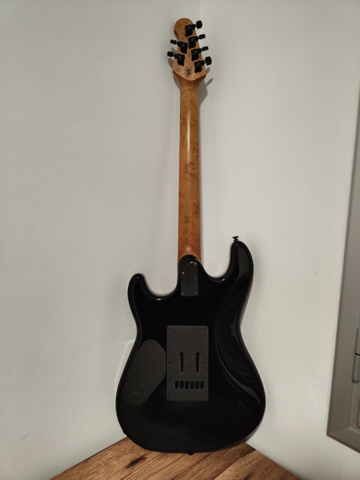 Guitarra Ernie Ball Music Man Sabre + estuche premium