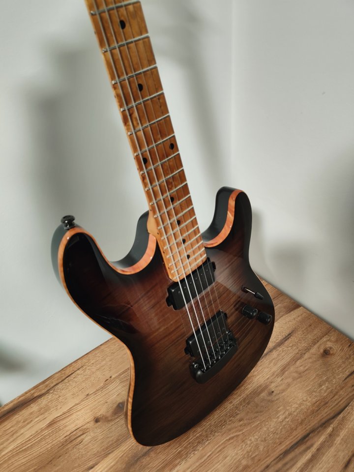 Guitarra Ernie Ball Music Man Sabre + estuche premium