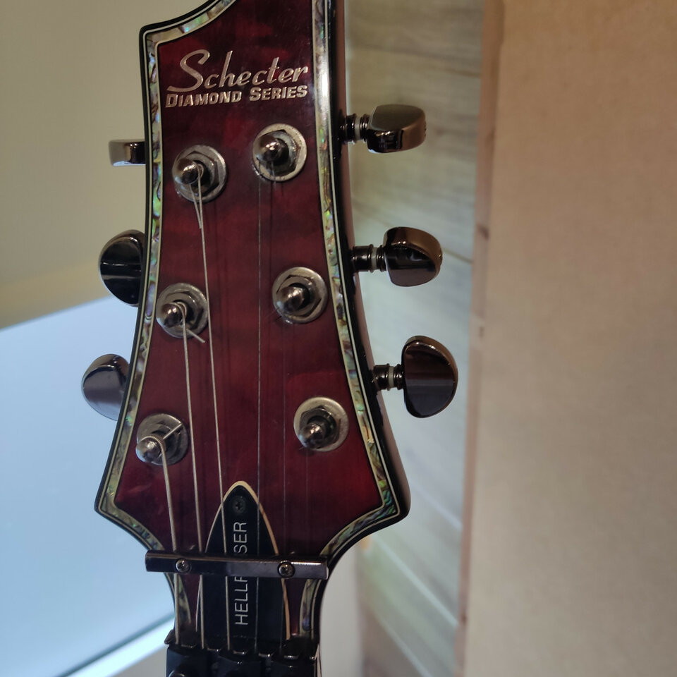 Guitarra Schecter Hellraiser de segunda mano · Foto 3 de 5 · Pontevedra · 800 €