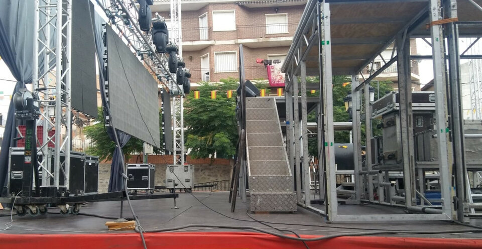 Escalera de aluminio, hasta 1,60 de altura con pasamanos