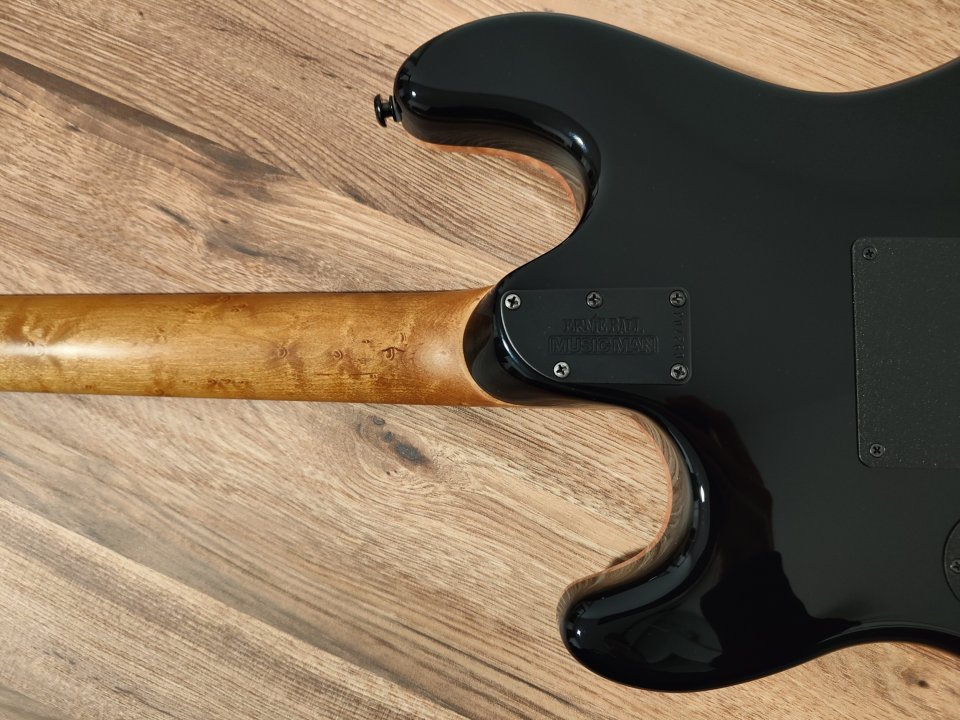 Guitarra Ernie Ball Music Man Sabre + estuche premium