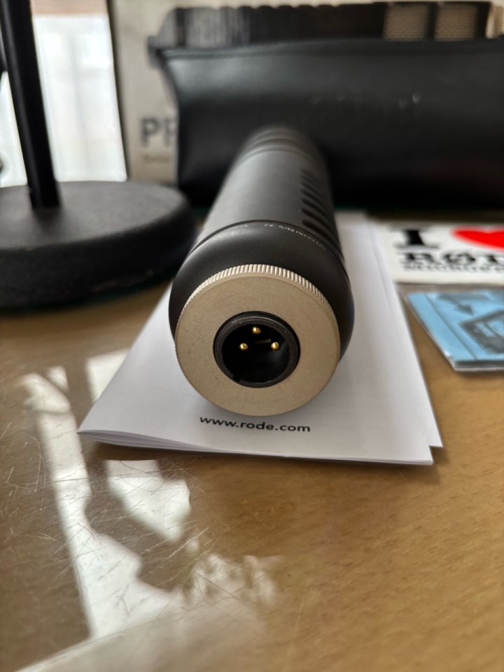 Rode Procaster Microfono + Soporte mesa + Cable