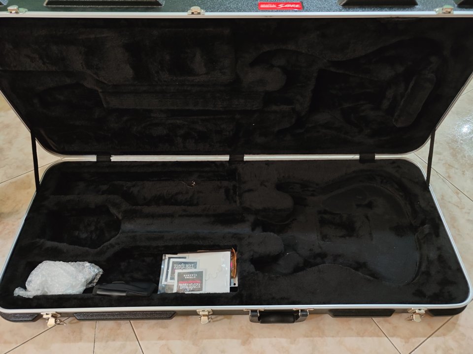 Guitarra Ernie Ball Music Man Sabre + estuche premium