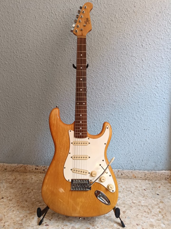 Guitarra eléctrica 07 USA Guitars en excelente estado de segunda mano · Foto 1 de 6 · Castellón · 75 €