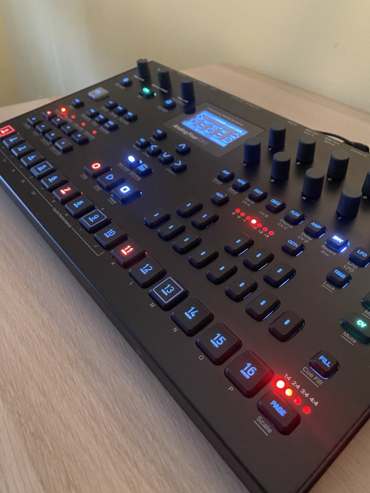 Analog Four Mk2 - Negra