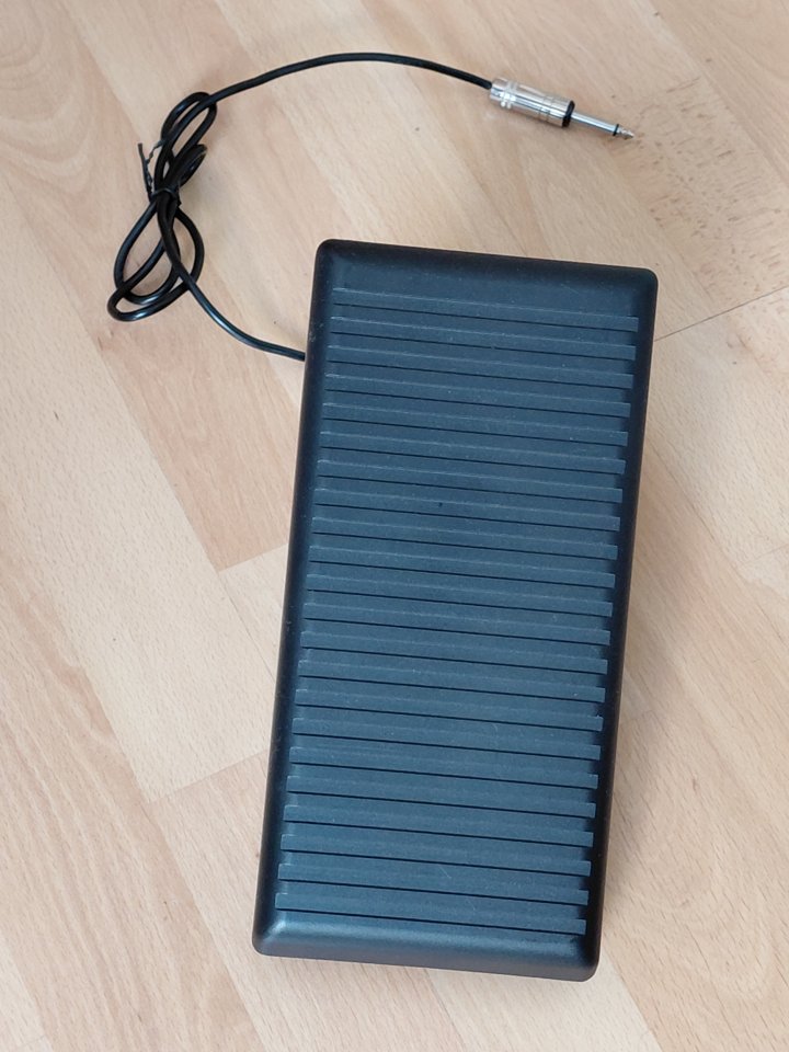 Pedales expresion x 2 de segunda mano · Foto 4 de 6 · Madrid · 39 €