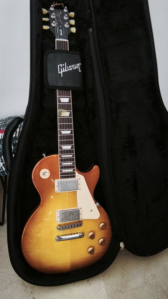 Gibson Les Paul Studio 2025 (Tapa Figured Honey Burst) - Reestreno absoluto de segunda mano · Foto 1 de 5 · Sevilla · 1250 €