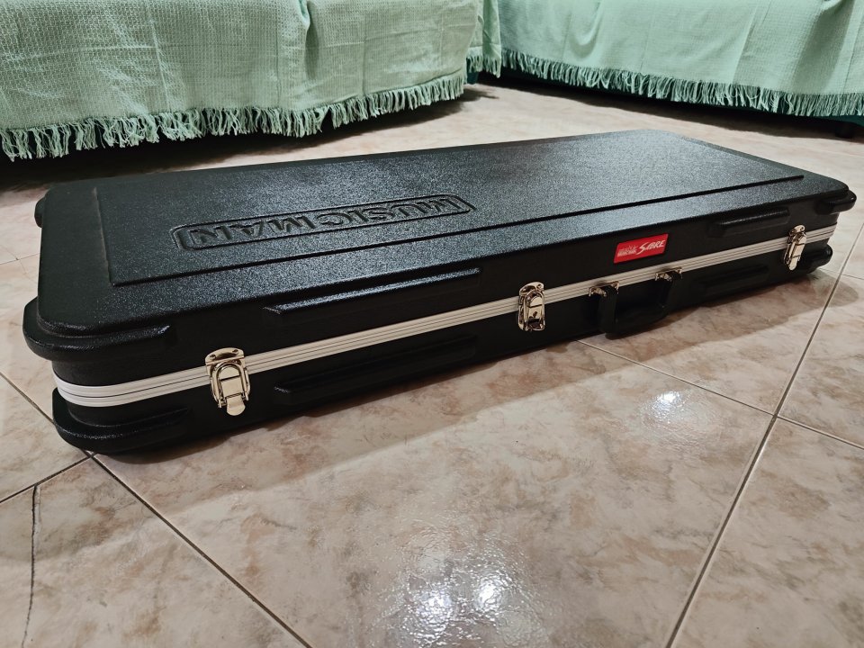 Guitarra Ernie Ball Music Man Sabre + estuche premium